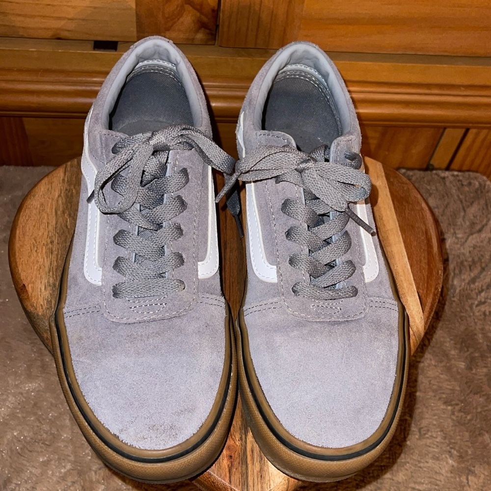 Van’s Youth Size 5 Suede Pewter Gum shoe.